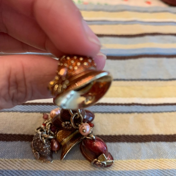 Charm  Bracelet , cute dainty hats . Vintage Liz Claiborne Charm bracelet - Picture 3 of 3